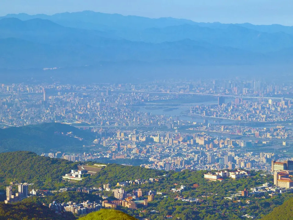 山月小宿周邊山城與湖泊的空拍視角
