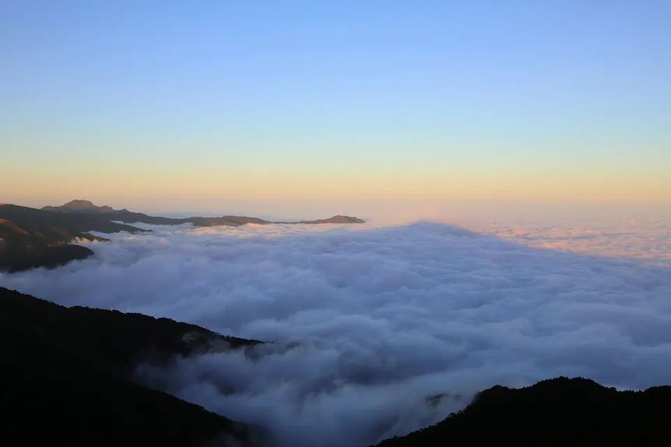 湖光經典房 夜幕下倒映湖光的落地窗景