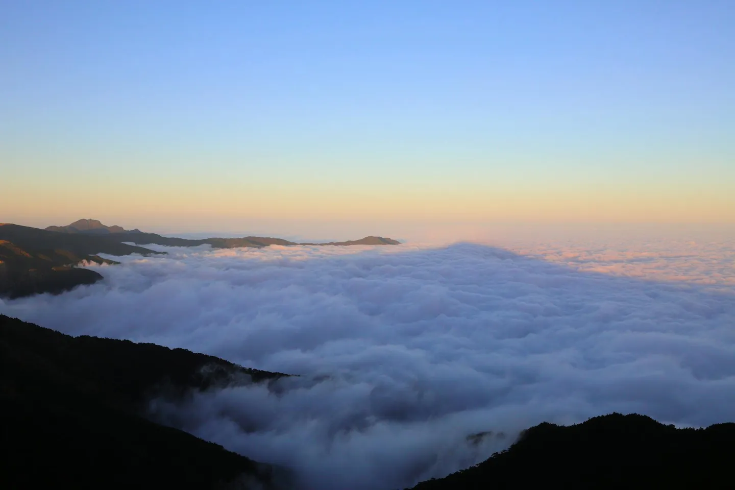 日出時分的湖畔群山，映照出溫柔月色